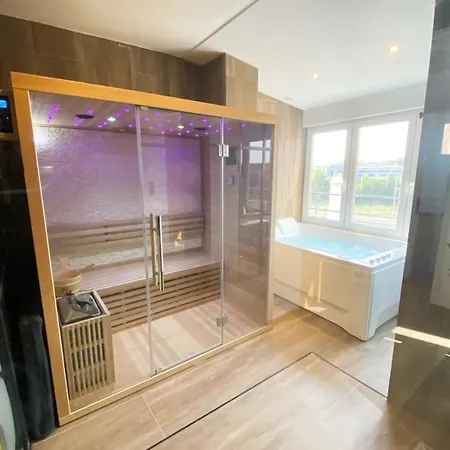 Capsule Gaming Balneo & Billard & Babyfoot & Sauna 2 *